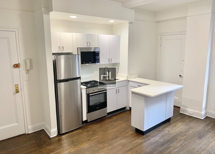 East 46 Street - Photo 1