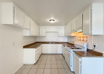 1056 E Phillips - Photo 1