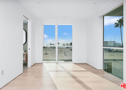 1136 N La Cienega Boulevard - Photo 1