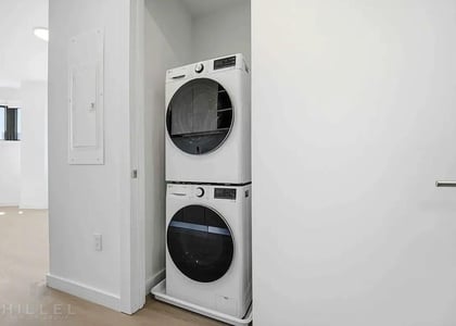 Bedford Avenue - Photo 1