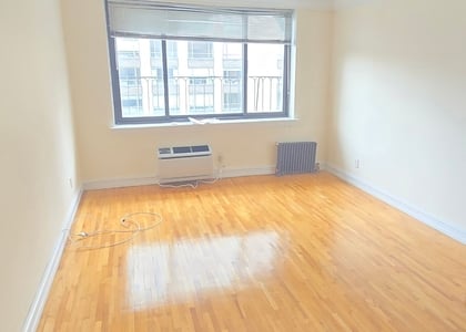 York Avenue - Photo 1