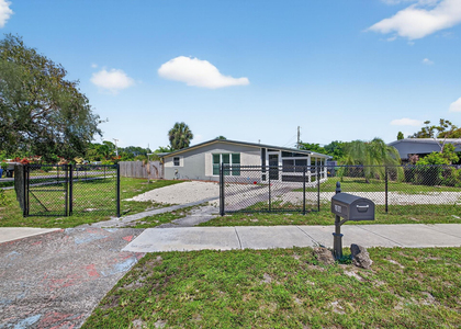 300 Sw 25th Avenue - Photo 1