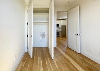 Bedford Avenue - Photo 1