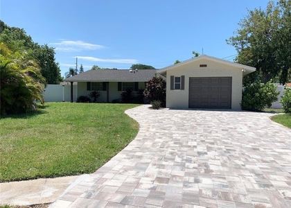 542 59th Way S - Photo 1