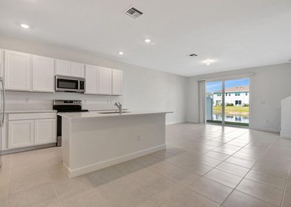 539 Se Rivergrass Street - Photo 1
