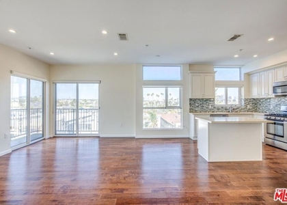 155 S Oxford Avenue - Photo 1