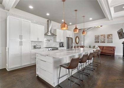 631 Boulevard Ne - Photo 1