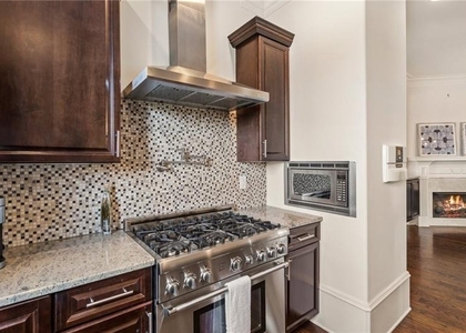 629 Boulevard Ne - Photo 1