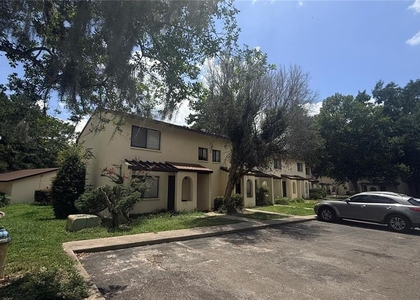 2735 Sw 35th Place - Photo 1
