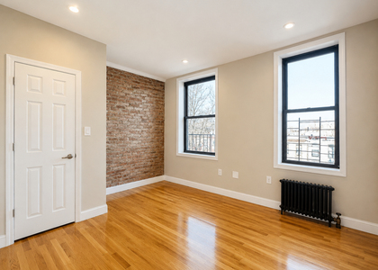 Gates Avenue - Photo 1