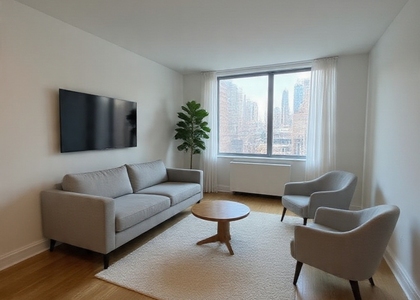 West River House, 424 West End - Photo 1