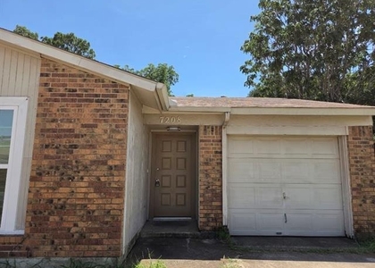 7208 Ne Loop 820 - Photo 1