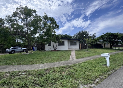 4310 Ne 13th Avenue - Photo 1