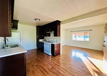 933 N Alameda Avenue - Photo 1