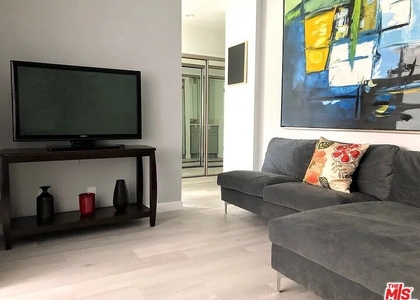 425 S Kenmore Avenue - Photo 1