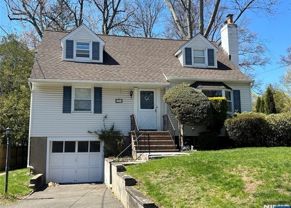 464 Hillcrest - Photo 1