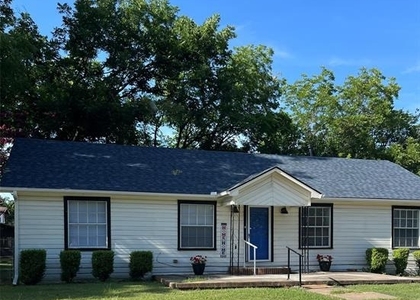 903 W 8th Street - Photo 1