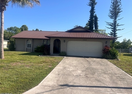 1015 Se 25th Terrace - Photo 1