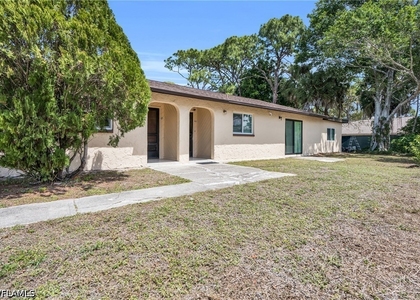 423 Se 24th Avenue - Photo 1