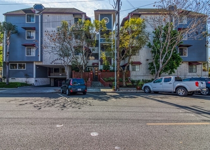 730 W 4th Street - Photo 1