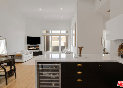 118 S Kenwood Street - Photo 1
