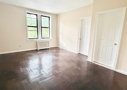 Metropolitan Avenue - Photo 1