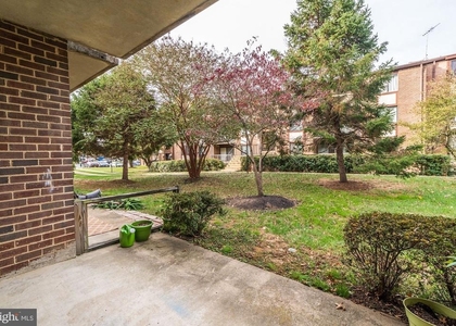9705 Kings Crown Court - Photo 1