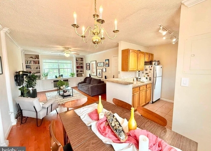 1616 W Abingdon Drive W - Photo 1