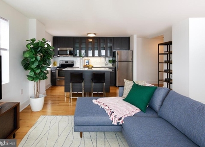 633 W Rittenhouse Street - Photo 1