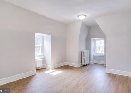 524 E Johnson Street - Photo 1
