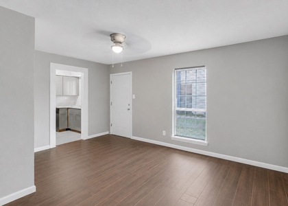 122 E Crosstimbers Street - Photo 1