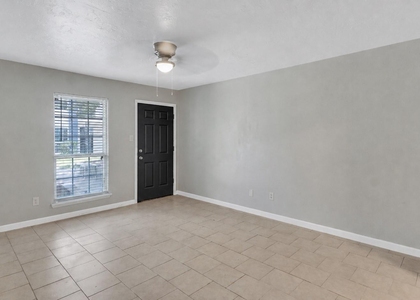 122 E Crosstimbers Street - Photo 1