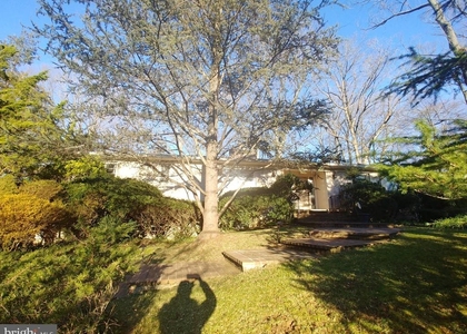 1429 Laburnum Street - Photo 1