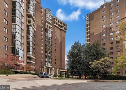 1600 N Oak Street - Photo 1