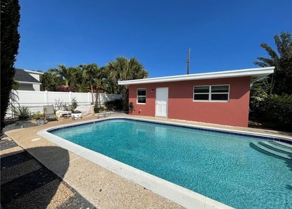 616 Ne 11th Avenue - Photo 1