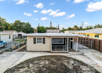 611 Ne 34th Street - Photo 1