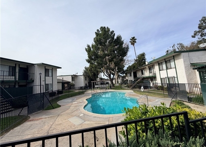 1735 E Washington - Photo 1