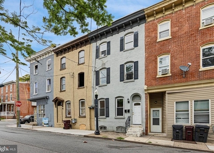 715 W 8th - Photo 1
