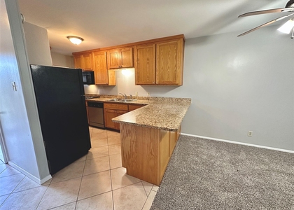 601 W 11th St - Photo 1