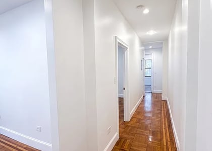 712 West - Photo 1