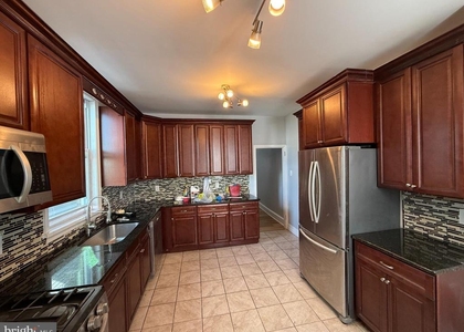 2423 E Allegheny Ave - Photo 1