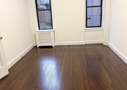 East 46 Street - Photo 1