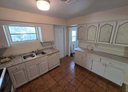 205 Se 7th Street - Photo 1