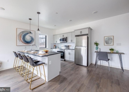 370 W Johnson Street - Photo 1