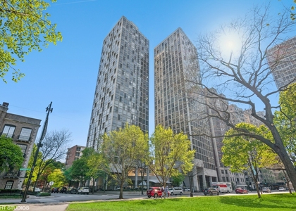 345 W Fullerton Parkway - Photo 1