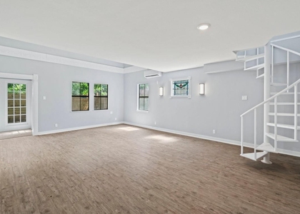204 E Houston Street - Photo 1