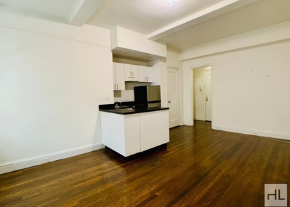 East 46 Street - Photo 1