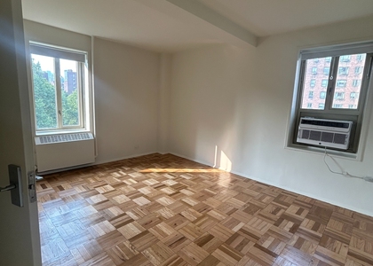 Avenue C - Photo 1