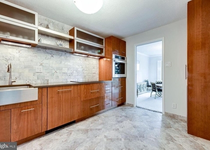 307 Yoakum Parkway - Photo 1
