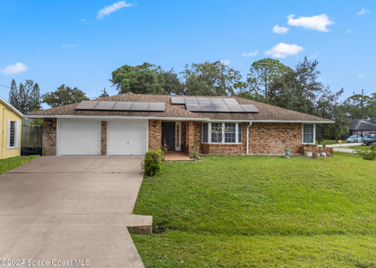 1005 Crazyhorse Avenue Nw - Photo 1